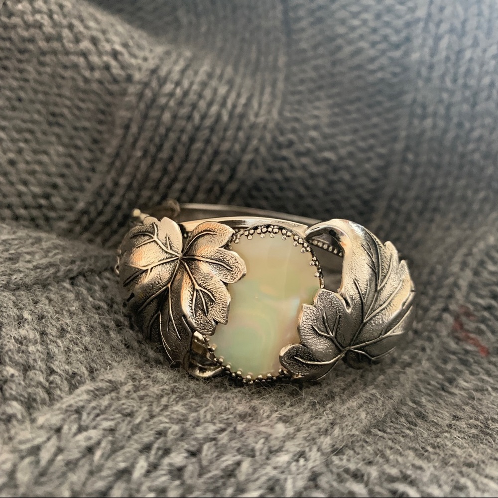 Antique Bracelet. Mother of pearl and silver.